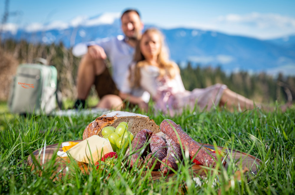 Pärchen beim Picknick am Ingeringsee - Kurzurlaub im Murtal mit Picknick am Gebirgssee - Pauschal Angebot mit Übernachtung bei der Frühstückspension Sandhof